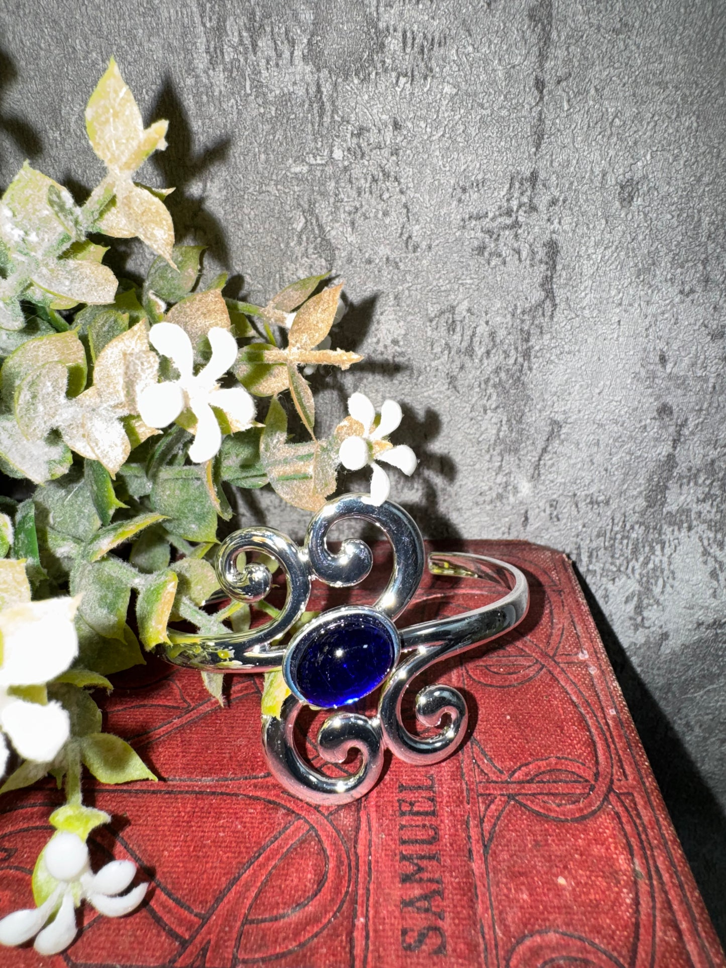 Scroll Comfort bangle with glass oval cabochon