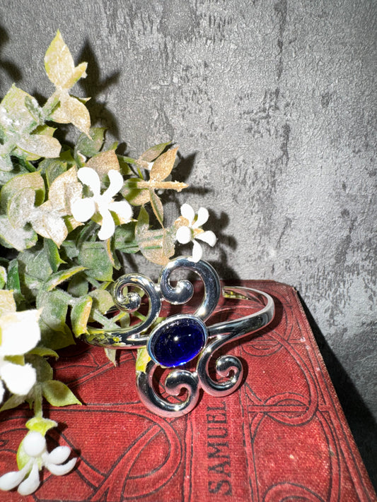 Scroll Comfort bangle with glass oval cabochon
